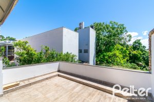 Casa à venda com 234m², 4 dormitórios, 1 suíte, 3 vagas, no bairro Tristeza em Porto Alegre