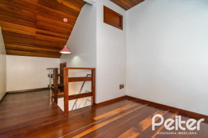 Casa à venda com 234m², 4 dormitórios, 1 suíte, 3 vagas, no bairro Tristeza em Porto Alegre