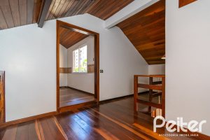 Casa à venda com 234m², 4 dormitórios, 1 suíte, 3 vagas, no bairro Tristeza em Porto Alegre