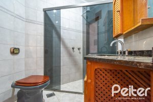 Casa à venda com 234m², 4 dormitórios, 1 suíte, 3 vagas, no bairro Tristeza em Porto Alegre