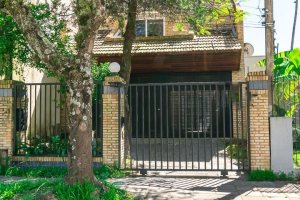 Casa à venda com 234m², 4 dormitórios, 1 suíte, 3 vagas, no bairro Tristeza em Porto Alegre