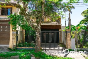 Casa à venda com 234m², 4 dormitórios, 1 suíte, 3 vagas, no bairro Tristeza em Porto Alegre