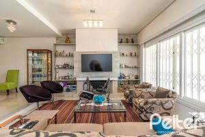 Casa à venda com 268m², 3 dormitórios, 3 suítes, 2 vagas, no bairro Vila Assunção em Porto Alegre