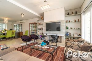 Casa à venda com 268m², 3 dormitórios, 3 suítes, 2 vagas, no bairro Vila Assunção em Porto Alegre