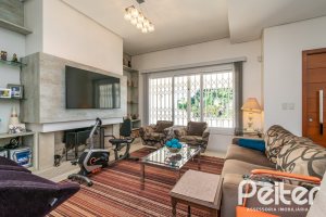 Casa à venda com 268m², 3 dormitórios, 3 suítes, 2 vagas, no bairro Vila Assunção em Porto Alegre