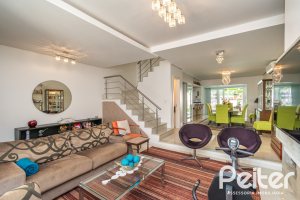 Casa à venda com 268m², 3 dormitórios, 3 suítes, 2 vagas, no bairro Vila Assunção em Porto Alegre