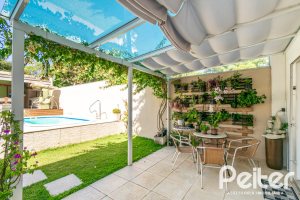 Casa à venda com 268m², 3 dormitórios, 3 suítes, 2 vagas, no bairro Vila Assunção em Porto Alegre