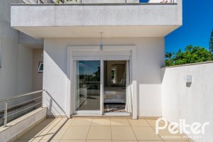 Casa à venda com 268m², 3 dormitórios, 3 suítes, 2 vagas, no bairro Vila Assunção em Porto Alegre