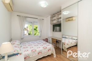 Casa à venda com 268m², 3 dormitórios, 3 suítes, 2 vagas, no bairro Vila Assunção em Porto Alegre