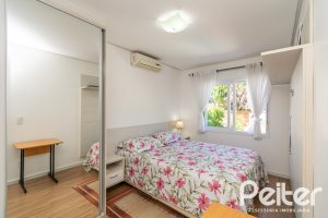 Casa à venda com 268m², 3 dormitórios, 3 suítes, 2 vagas, no bairro Vila Assunção em Porto Alegre