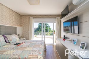 Casa à venda com 268m², 3 dormitórios, 3 suítes, 2 vagas, no bairro Vila Assunção em Porto Alegre