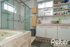 Casa à venda com 268m², 3 dormitórios, 3 suítes, 2 vagas, no bairro Vila Assunção em Porto Alegre