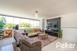 Casa à venda com 268m², 3 dormitórios, 3 suítes, 2 vagas, no bairro Vila Assunção em Porto Alegre