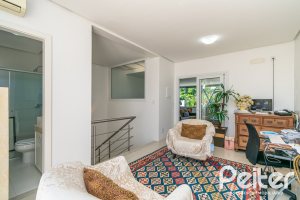 Casa à venda com 268m², 3 dormitórios, 3 suítes, 2 vagas, no bairro Vila Assunção em Porto Alegre