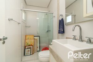 Casa à venda com 268m², 3 dormitórios, 3 suítes, 2 vagas, no bairro Vila Assunção em Porto Alegre