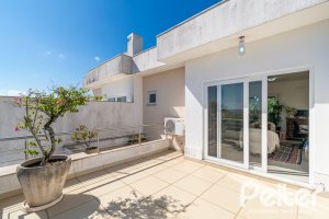 Casa à venda com 268m², 3 dormitórios, 3 suítes, 2 vagas, no bairro Vila Assunção em Porto Alegre