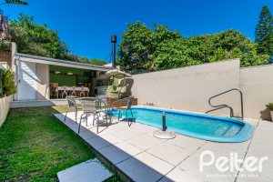 Casa à venda com 268m², 3 dormitórios, 3 suítes, 2 vagas, no bairro Vila Assunção em Porto Alegre