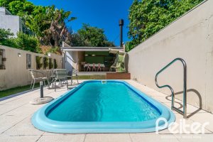 Casa à venda com 268m², 3 dormitórios, 3 suítes, 2 vagas, no bairro Vila Assunção em Porto Alegre