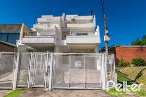 Casa à venda com 268m², 3 dormitórios, 3 suítes, 2 vagas, no bairro Vila Assunção em Porto Alegre
