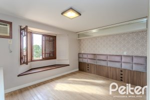 Casa em Condomínio à venda com 249m², 3 dormitórios, 1 suíte, 3 vagas, no bairro Vila Assunção em Porto Alegre
