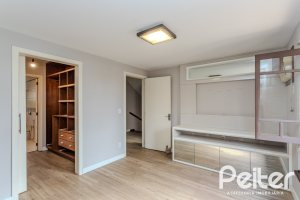 Casa em Condomínio à venda com 249m², 3 dormitórios, 1 suíte, 3 vagas, no bairro Vila Assunção em Porto Alegre