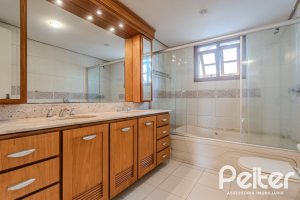 Casa em Condomínio à venda com 249m², 3 dormitórios, 1 suíte, 3 vagas, no bairro Vila Assunção em Porto Alegre