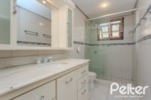 Casa em Condomínio à venda com 249m², 3 dormitórios, 1 suíte, 3 vagas, no bairro Vila Assunção em Porto Alegre
