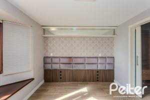 Casa em Condomínio à venda com 249m², 3 dormitórios, 1 suíte, 3 vagas, no bairro Vila Assunção em Porto Alegre