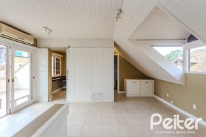 Casa em Condomínio à venda com 249m², 3 dormitórios, 1 suíte, 3 vagas, no bairro Vila Assunção em Porto Alegre
