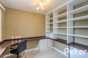 Casa em Condomínio à venda com 249m², 3 dormitórios, 1 suíte, 3 vagas, no bairro Vila Assunção em Porto Alegre