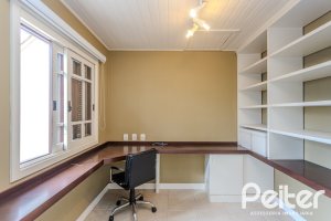 Casa em Condomínio à venda com 249m², 3 dormitórios, 1 suíte, 3 vagas, no bairro Vila Assunção em Porto Alegre
