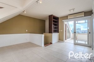 Casa em Condomínio à venda com 249m², 3 dormitórios, 1 suíte, 3 vagas, no bairro Vila Assunção em Porto Alegre