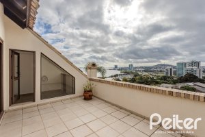 Casa em Condomínio à venda com 249m², 3 dormitórios, 1 suíte, 3 vagas, no bairro Vila Assunção em Porto Alegre