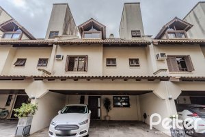 Casa em Condomínio à venda com 249m², 3 dormitórios, 1 suíte, 3 vagas, no bairro Vila Assunção em Porto Alegre