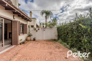 Casa em Condomínio à venda com 249m², 3 dormitórios, 1 suíte, 3 vagas, no bairro Vila Assunção em Porto Alegre