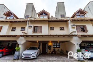 Casa em Condomínio à venda com 249m², 3 dormitórios, 1 suíte, 3 vagas, no bairro Vila Assunção em Porto Alegre