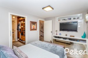 Casa em Condomínio à venda com 249m², 3 dormitórios, 1 suíte, 3 vagas, no bairro Vila Assunção em Porto Alegre