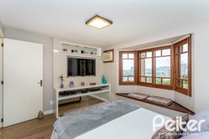 Casa em Condomínio à venda com 249m², 3 dormitórios, 1 suíte, 3 vagas, no bairro Vila Assunção em Porto Alegre