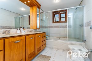 Casa em Condomínio à venda com 249m², 3 dormitórios, 1 suíte, 3 vagas, no bairro Vila Assunção em Porto Alegre