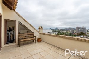 Casa em Condomínio à venda com 249m², 3 dormitórios, 1 suíte, 3 vagas, no bairro Vila Assunção em Porto Alegre