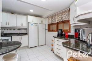 Casa em Condomínio à venda com 249m², 3 dormitórios, 1 suíte, 3 vagas, no bairro Vila Assunção em Porto Alegre