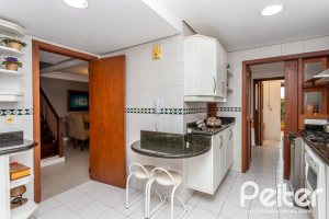 Casa em Condomínio à venda com 249m², 3 dormitórios, 1 suíte, 3 vagas, no bairro Vila Assunção em Porto Alegre