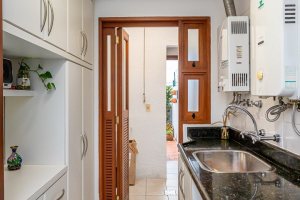 Casa em Condomínio à venda com 249m², 3 dormitórios, 1 suíte, 3 vagas, no bairro Vila Assunção em Porto Alegre