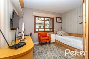 Casa em Condomínio à venda com 249m², 3 dormitórios, 1 suíte, 3 vagas, no bairro Vila Assunção em Porto Alegre