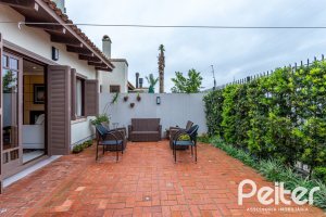 Casa em Condomínio à venda com 249m², 3 dormitórios, 1 suíte, 3 vagas, no bairro Vila Assunção em Porto Alegre