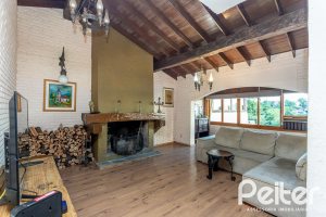 Casa à venda com 219m², 4 dormitórios, 1 suíte, 4 vagas, no bairro Vila Assunção em Porto Alegre