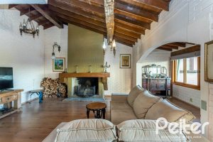 Casa à venda com 219m², 4 dormitórios, 1 suíte, 4 vagas, no bairro Vila Assunção em Porto Alegre