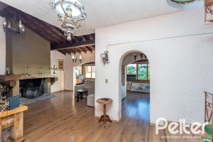 Casa à venda com 219m², 4 dormitórios, 1 suíte, 4 vagas, no bairro Vila Assunção em Porto Alegre