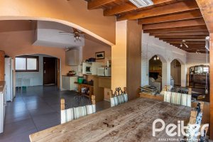 Casa à venda com 219m², 4 dormitórios, 1 suíte, 4 vagas, no bairro Vila Assunção em Porto Alegre