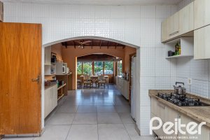 Casa à venda com 219m², 4 dormitórios, 1 suíte, 4 vagas, no bairro Vila Assunção em Porto Alegre